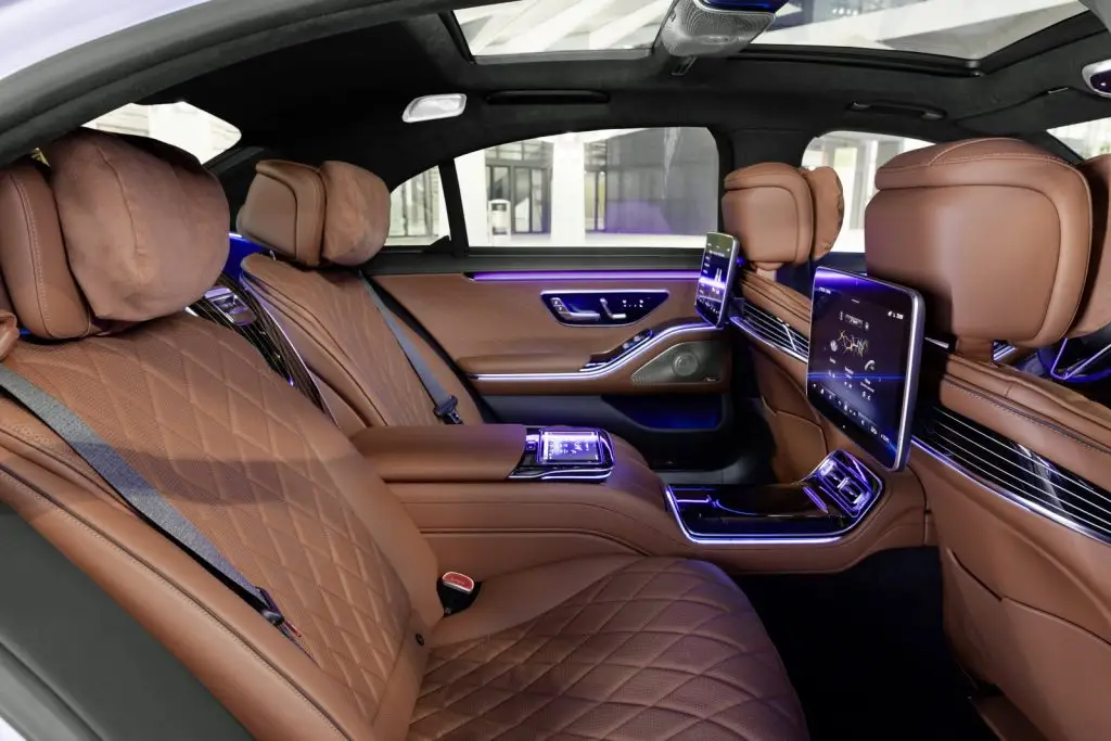 Leather interior of the Mercedes S Class, private transfer with driver to the ski resorts by Val Thorens Transfert VIP