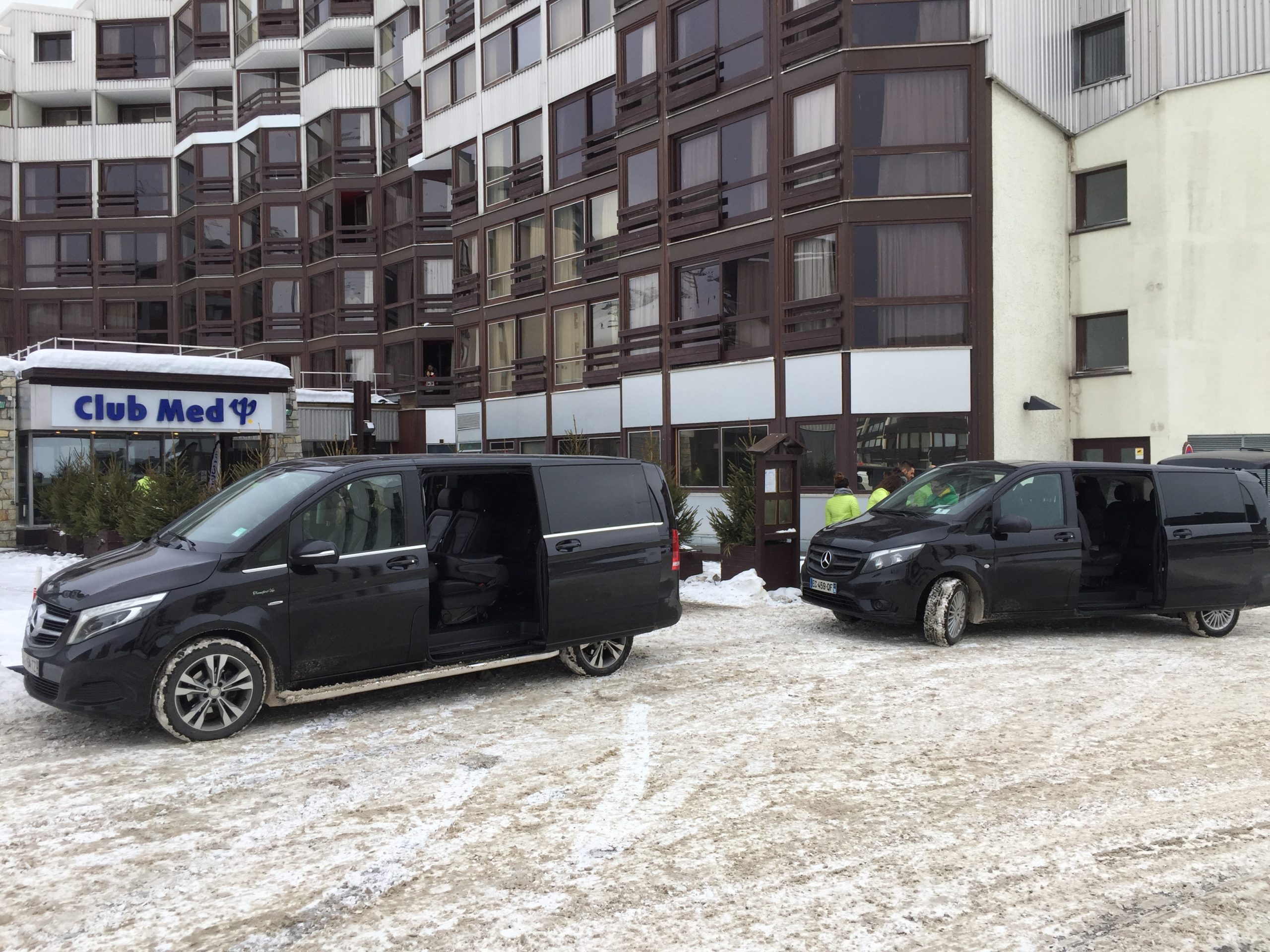 Transfer airport and train station to Les Menuires - Mercedes V Class in the snow
