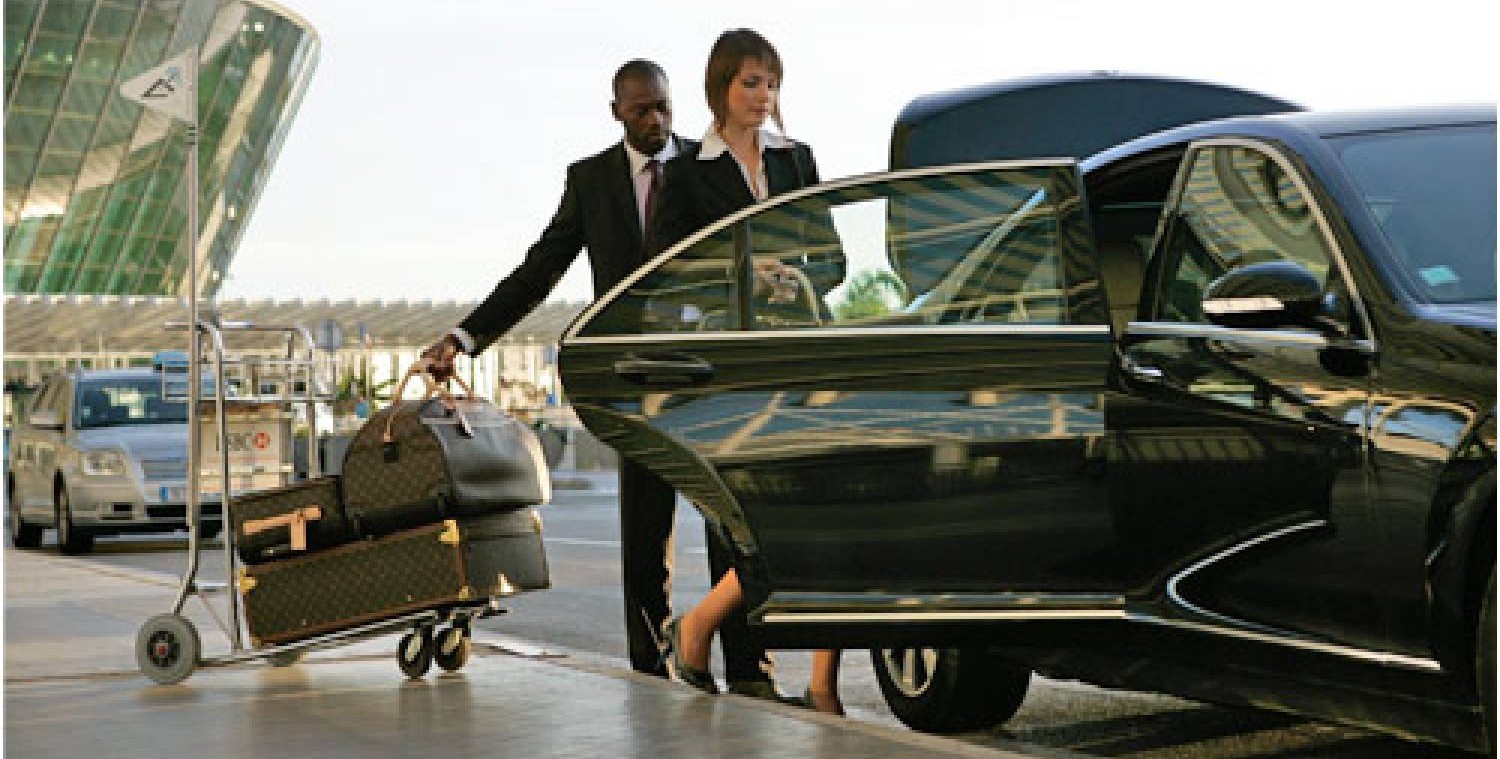 Private driver in Val Thorens welcoming a client at the airport