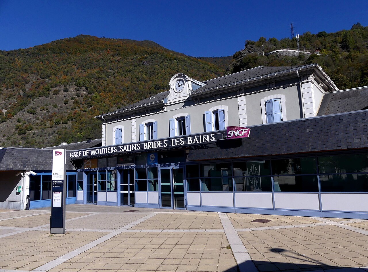 Moutiers to Val Thorens transfer - VIP vehicle in front of Moutiers station